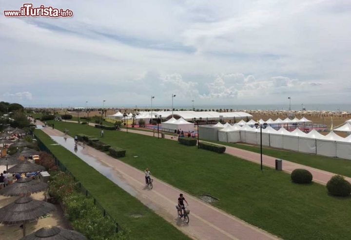 Immagine Una pista ciclabile sul lungomare di Bibione in Veneto