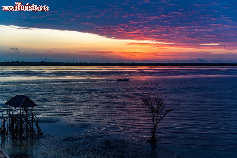 Immagine Una pittoresca alba dall'isola di Lamu, Kenya: le luci del mattino si riflettono sull'acqua. Sullo sfondo, Manda Island separata da Lamu da uno stretto braccio di mare.