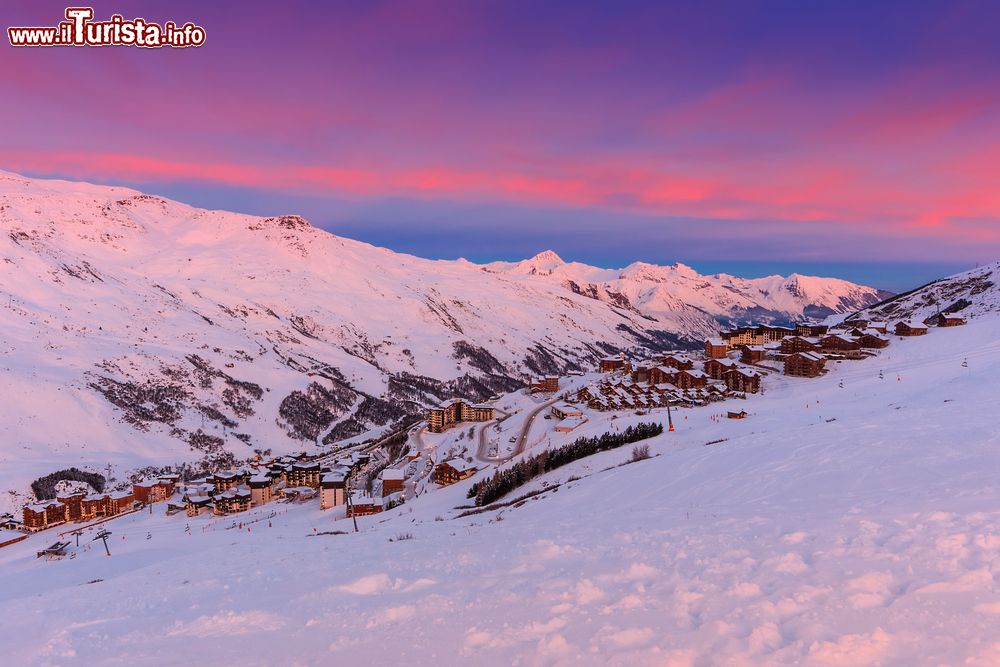 Immagine Una pittoresca alba invernale sul resort di Les Menuires, Francia.