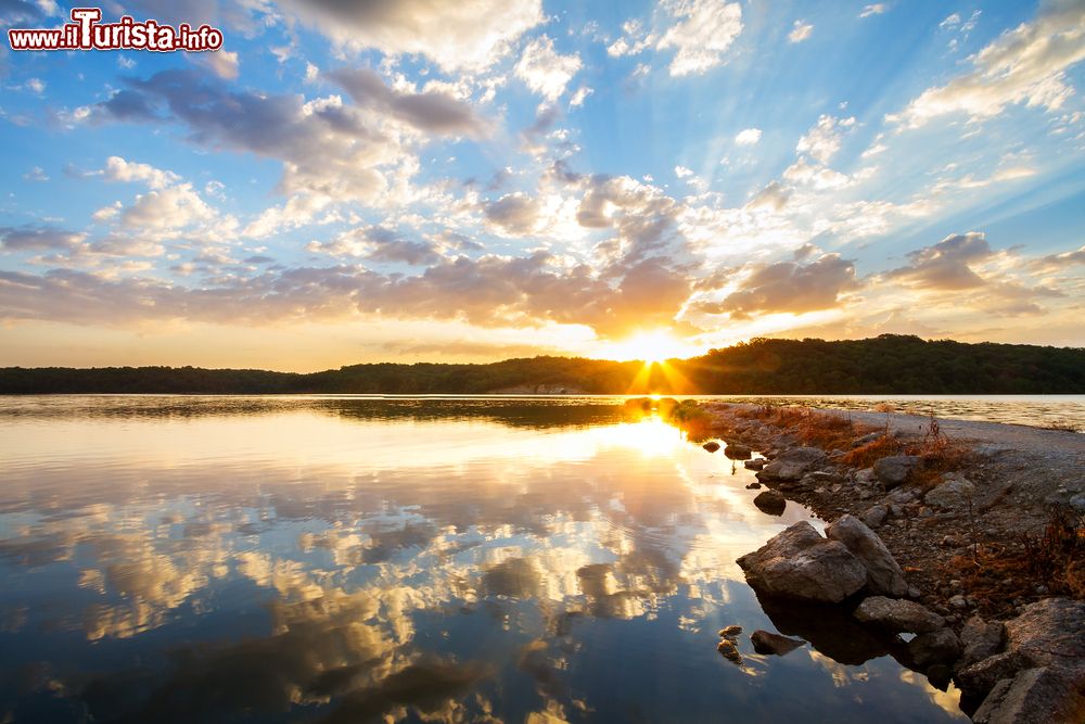 Immagine Una pittoresca alba sul pontile di un lago fuori Kansas City, Missouri.