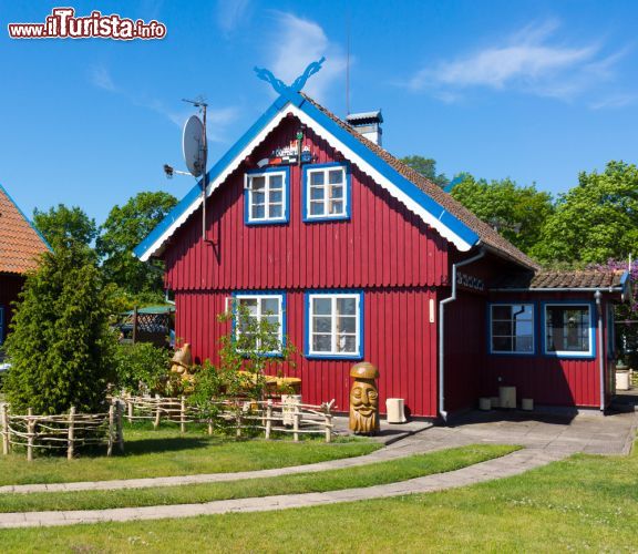 Immagine Una pittoresca casa in legno di pescatori a Nida, Lituania - © Anton Gvozdikov / Shutterstock.com