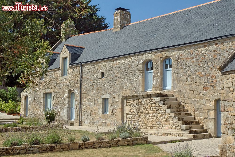 Immagine Una pittoresca casa in pietra nel villaggio storico di Carnac, Francia.