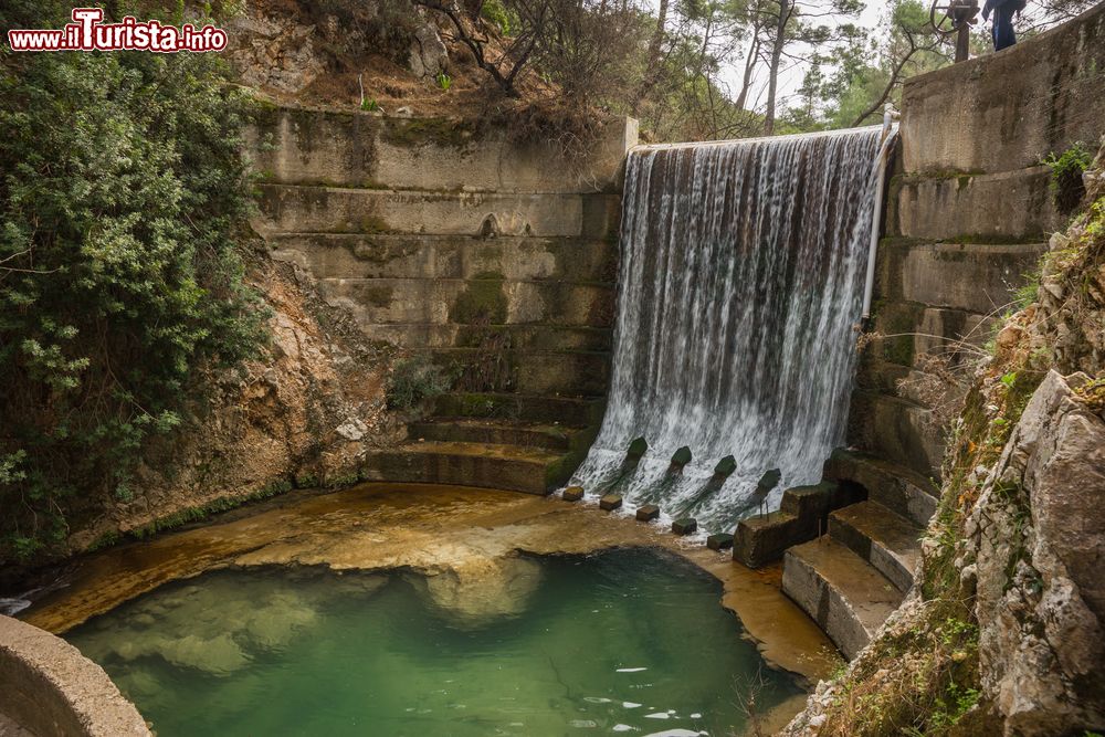 Immagine Una pittoresca cascata d'acqua nei pressi delle Seven Springs a Tino, Cicladi, Grecia.