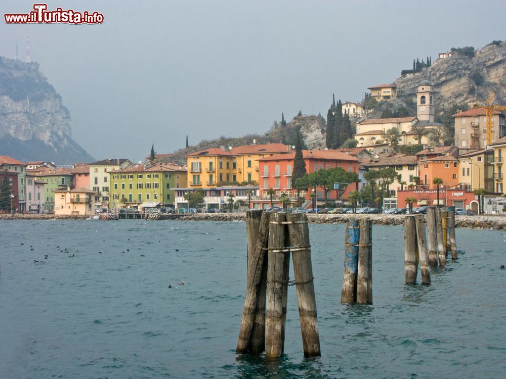 Immagine Una pittoresca immagine del villaggio di Torbole, all'estremo nord del lago di Garda, provincia autonoma di Trento. Questa località è frequentata da surfers e appassionati di mountain bike.