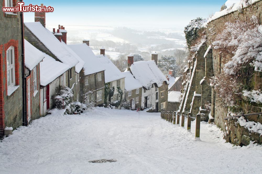 Immagine Una pittoresca immagine della Gold Hill di Shaftesbury con la neve, Dorset, Inghilterra.
