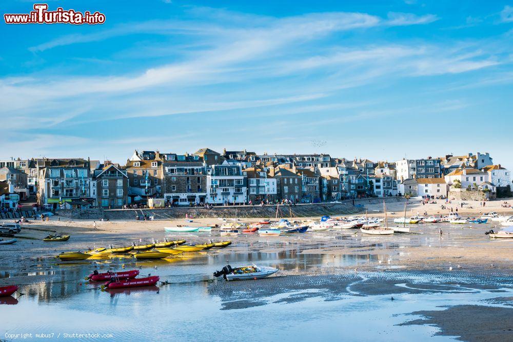 Immagine Una pittoresca immagine di St. Ives durante la bassa marea con le barche ormeggiate sul lungomare, Cornovaglia, Regno Unito - © mubus7 / Shutterstock.com