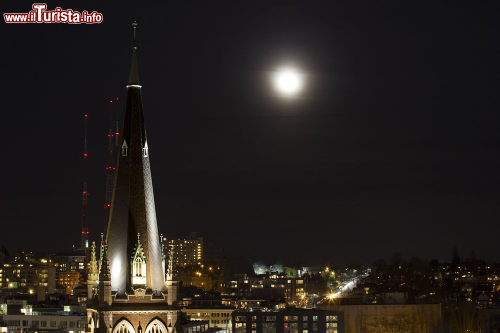 Immagine Una pittoresca luna sul quartiere di Capitol Hill a Seattle, stato di Washington (USA). 