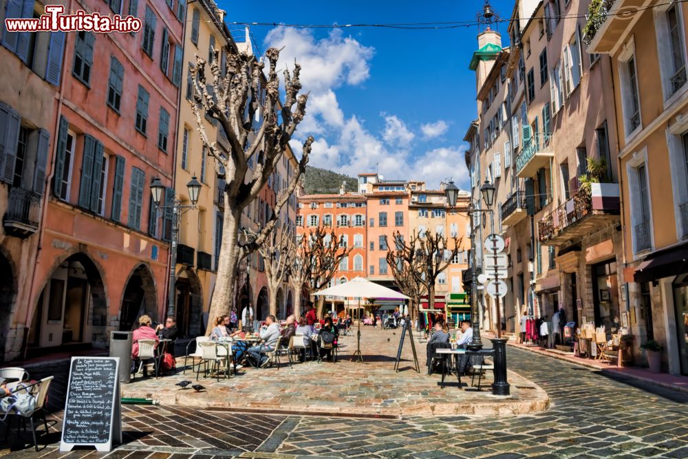 Immagine Una pittoresca piazzetta (quella del mercato) nel centro storico di Grasse, Provenza, Francia.