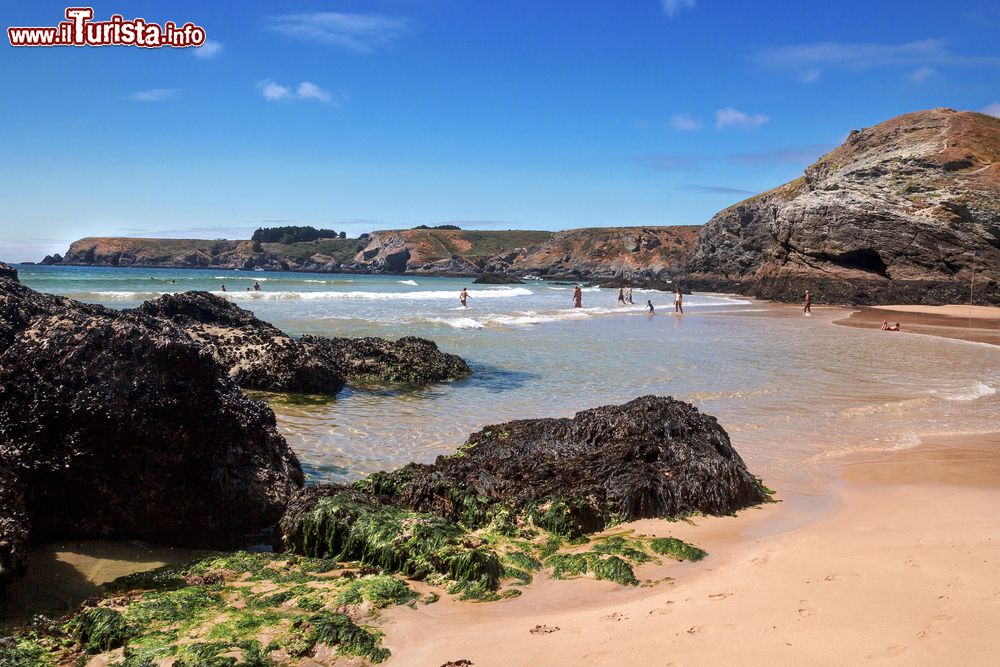 Immagine Una pittoresca spiaggia di sabbia racchiusa da scogliere a Belle Ile en Mer, Francia.