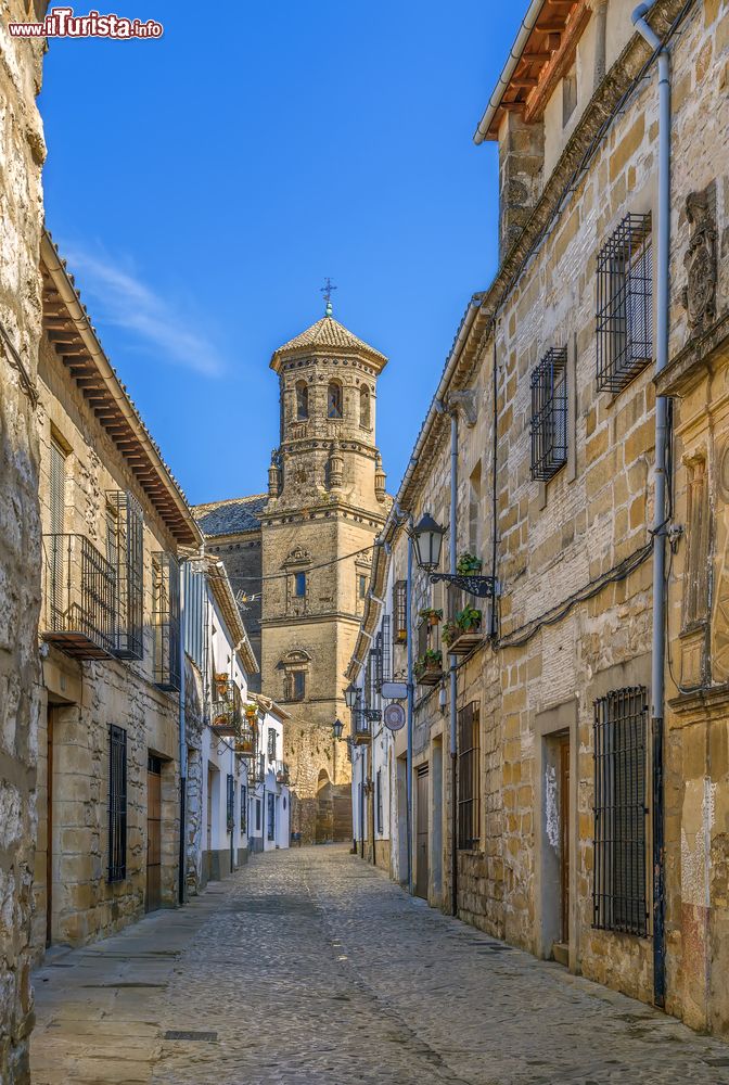 Immagine Una pittoresca stradina con pavimentazione di ciottoli a Baeza, Spagna, nel centro storico.