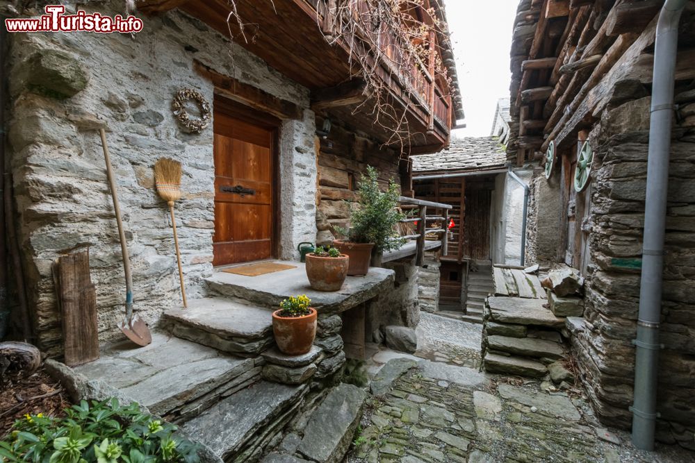 Immagine Una pittoresca stradina del borgo di Soglio, Svizzera. Il pittore Giovanni Segantini, che proprio qui trascorse alcuni anni, lo descrisse come "la soglia del paradiso".