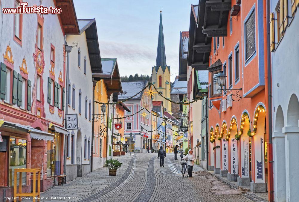 Immagine Una pittoresca stradina del centro di Garmisch-Partenkirchen (Germania) addobbata per il Natale. Sullo sfondo, il campanile della chiesa dell'Assunzione di Maria - © Roman Babakin / Shutterstock.com