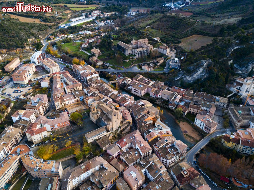 Immagine Una pittoresca veduta aerea della cittadina di Estella, Spagna. Questa località della Comunità Autonoma della navarra sorge sul fiume Ega, fra le propraggini dei monti Cantabrici e dei Pirenei occidentali che la proteggono dai venti.