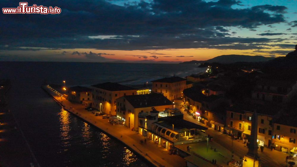 Immagine Una pittoresca veduta aerea di Castiglione della Pescaia by night (Toscana). Questo splendido borgo della Maremma ospita un centro storico con edifici religiosi e monumenti.