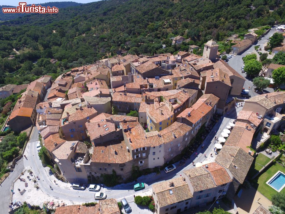 Immagine Una pittoresca veduta dal drone del borgo medievale di Ramatuelle (Francia). Stradine strette, case piene di fiori, tipici bistrot e negozietti caratterizzano questo centro abitato della Costa Azzurra.