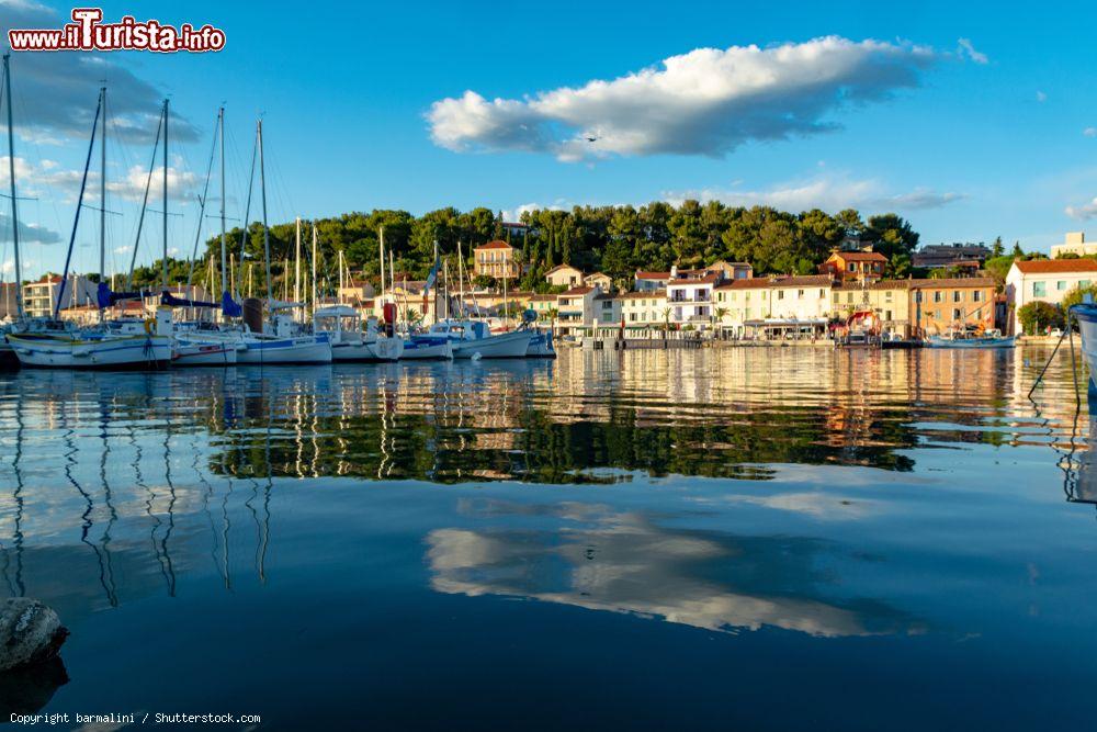 Immagine Una pittoresca veduta dal mare della marina di Saint-Mandrier-sur-Mer, Francia. Questa città domina l'omonima penisola ancorata alla terra ferma francese tramite l'istmo des Sablettes - © barmalini / Shutterstock.com