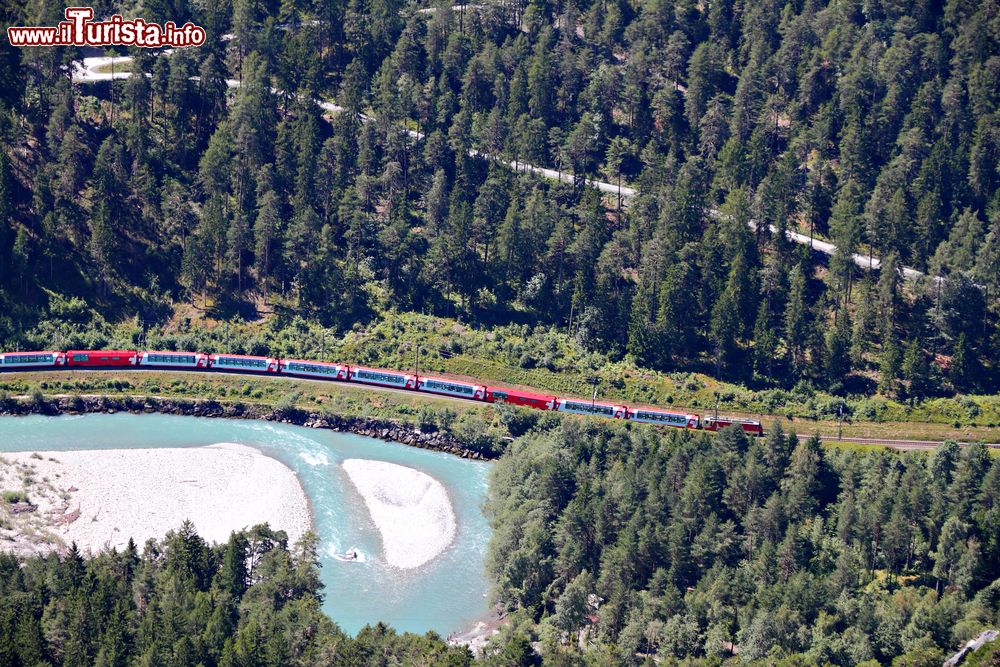 Immagine Una pittoresca veduta dall'alto del treno rosso Glacier Express che percorre il canyon del fiume Reno (Svizzera). Circola su linee a scartamento ridotto ed è gestito in parte dalla Ferrovia retica e in parte dalla Matterhorn-Gotthard-Bahn.