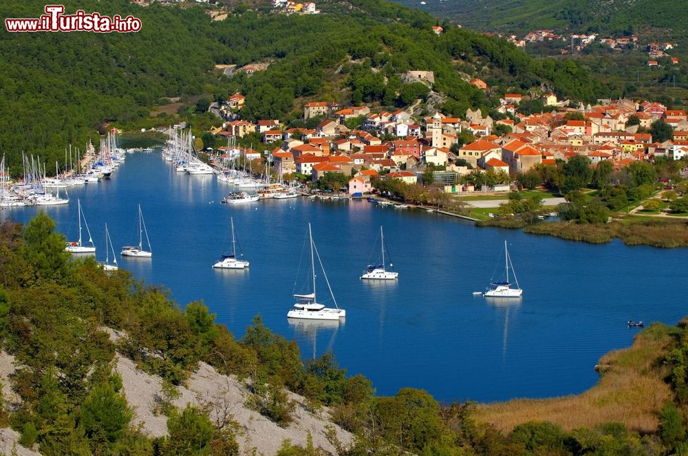 Immagine Una pittoresca veduta dall'alto delle colline di Skradin, Croazia: questo romantico villaggio della Dalmazia è caratterizzato da scalinate, stradine selciate e fortezze solitarie.