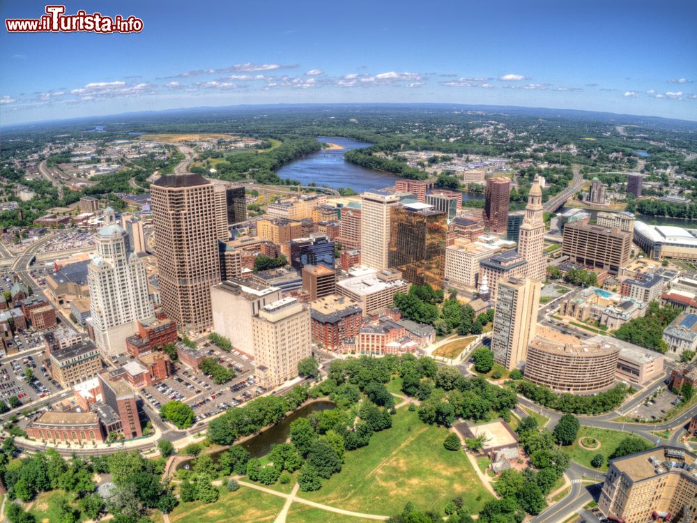 Immagine Una pittoresca veduta dall'alto di Hartford in estate, Stati Uniti d'America. La città ospita belle architetture vittoriane e attrattive storiche di una certa importanza.