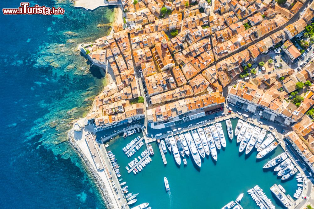 Immagine Una pittoresca veduta dall'alto di Saint-Tropez, Costa Azzurra, Francia, affacciato sul piccolo golfo omonimo. La città ha un porto di dimensioni ridotte, un tempo caratterizzato da cantieri navali. Oggi è invece prettamente turistico.