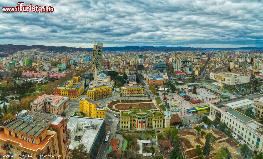 Immagine Una pittoresca veduta dall'alto di Tirana con la piazza principale, Albania. Città fiorente dall'architettura moderna, Tirana ospita edifici colorati, musei e attrazioni storiche e culturali - © Truba7113 / Shutterstock.com