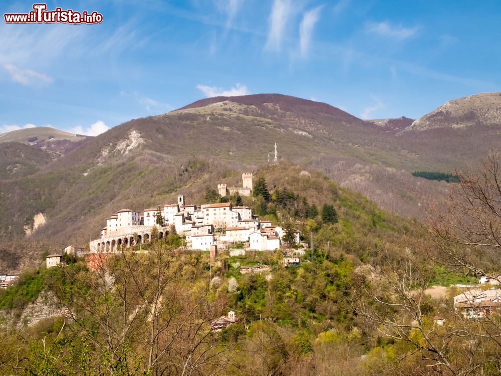 Immagine Una pittoresca veduta dei Monti Sibillini con il borgo di Sarnano, provincia di Macerata (Marche).
