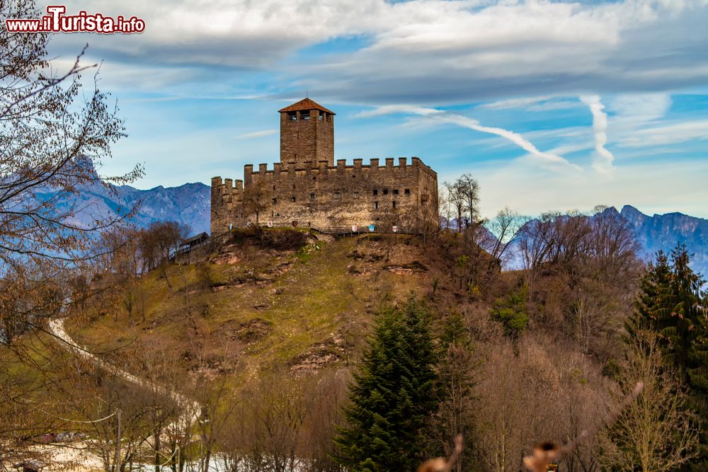 Immagine Una pittoresca veduta del castello di Zumelle a Mel, Veneto. Siamo in località Tiago. Considerato il maniero meglio conservato di tutta la Valbelluna, possiede un ricco e variegato patrimonio storico-culturale.
