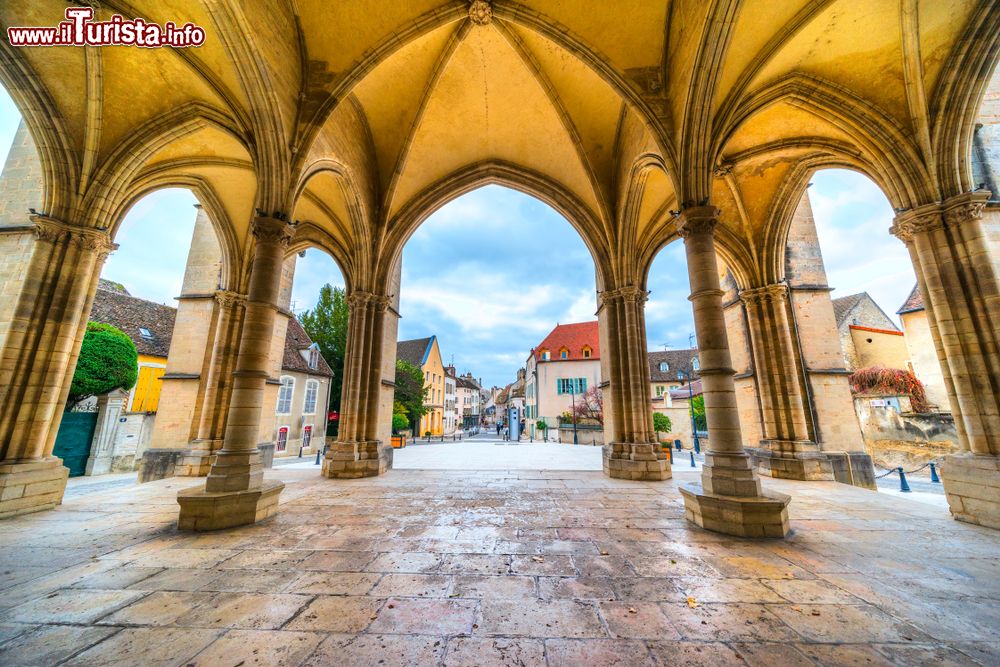 Immagine Una pittoresca veduta del centro di Beaune da sotto il porticato di una chiesa, Francia.