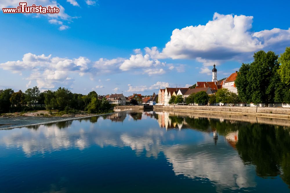 Immagine Una pittoresca veduta del fiume Lech nel villaggio di Landsberg, Germania. Si tratta di un affluente di destra del Danubio e scorre in Austria e Germania.