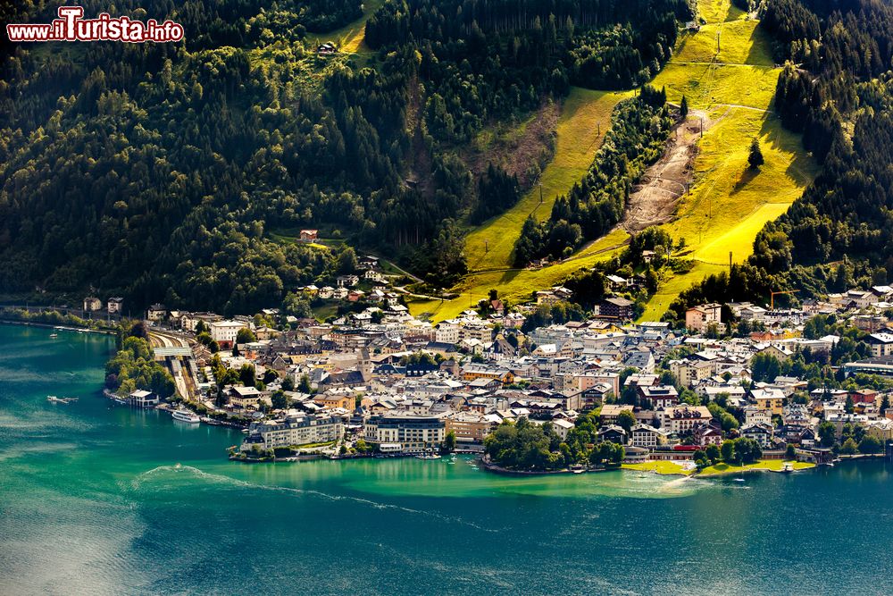 Immagine Una pittoresca veduta del lago di Zell e del villaggio di Zell-am-See, Austria. Sullo sfondo, le piste da sci in estate.