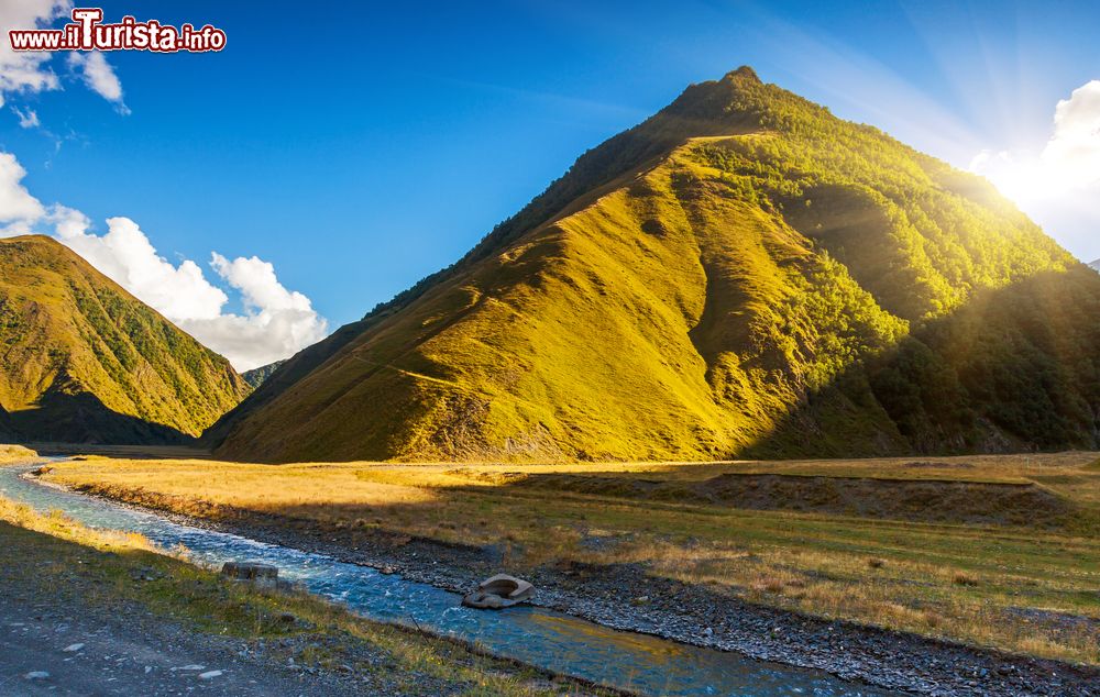 Immagine Una pittoresca veduta del monte Kazbegi, Georgia, illuminato da una bella luce. Siamo nei pressi del villaggio di Sno.