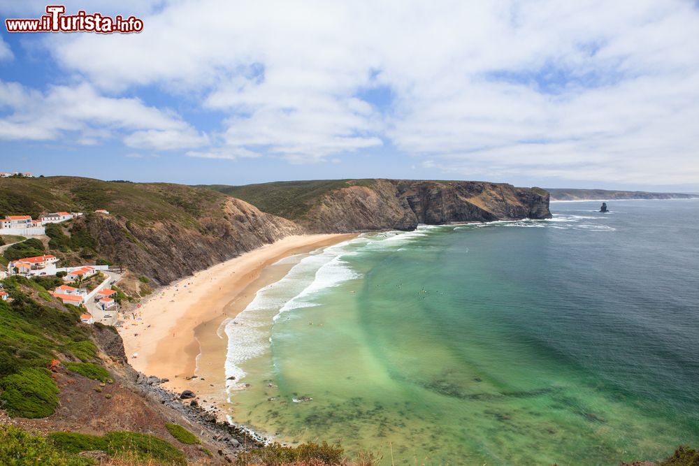 Immagine Una pittoresca veduta del paesaggio naturale offerto dalla spiaggia di Arrifana vicino a Aljezur, Algarve, Portogallo.