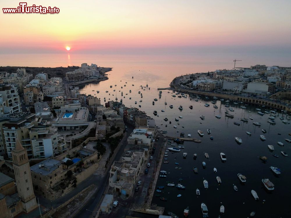 Immagine Una pittoresca veduta del porto di Marsascala fotografata all'alba con le barche ormeggiate (isola di Malta).