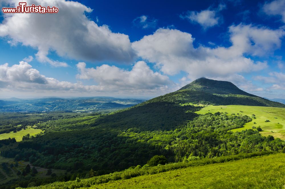Immagine Una pittoresca veduta del Puy-de-Dome e del paesaggio dell'Auvergne in Francia. Questa zona della Francia, prevalentemente rurale e montuosa, è una famosa meta escursionistica sciistica con vaste foreste e vulcani spenti.