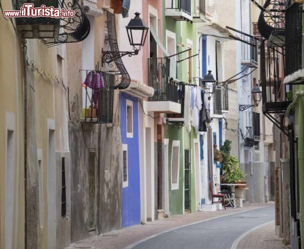 Immagine Una pittoresca veduta del villaggio di pescatori a La Vila Joiosa, Spagna. Il centro storico fortificato si caratterizza per una zona litoranea di case e abitazioni dipinte con colori vivaci che permettevano ai marinai di orientarsi al ritorno dalla navigazione in mare.