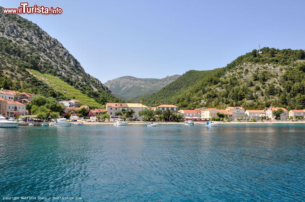 Immagine Una pittoresca veduta del villaggio di Trstenik nella penisola di Peljesac, Croazia - © Nutfield Chase / Shutterstock.com