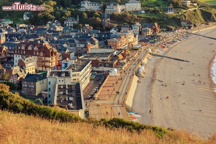 Immagine Una pittoresca veduta del villaggio marittimo di Etretat in Normandia, Francia. Questo piccolo gioiello dai tetti color blu è protetto da imponenti scogliere che richiamano turisti da tutto il mondo
 - © Lena Serditova / Shutterstock.com