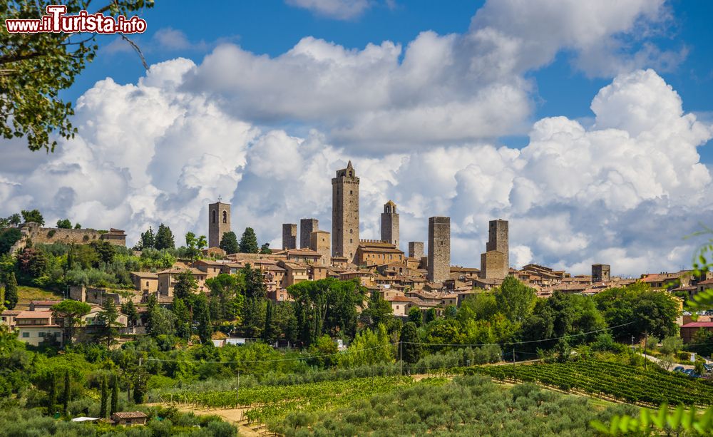 Immagine Una pittoresca veduta della città delle torri, San Gimignano. Si arrocca sulle colline a nord di Siena con le sue torri, ieri simbolo del potere.