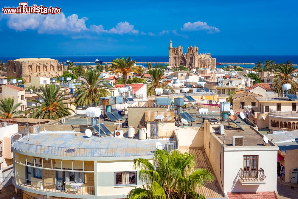 Immagine Una pittoresca veduta della città di Famagosta con il mare sullo sfondo, Cipro Nord.