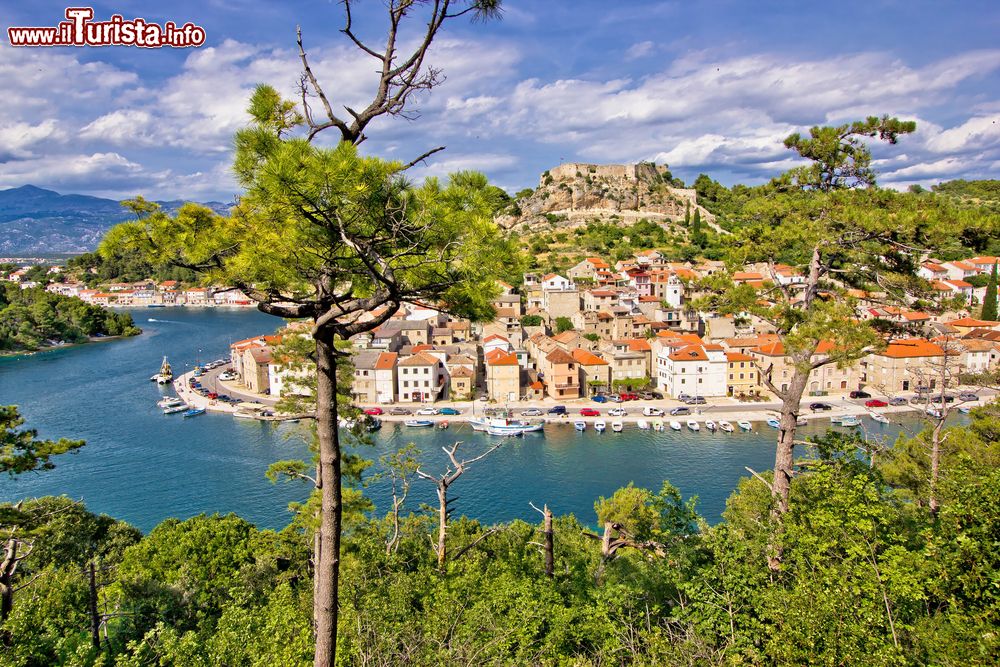 Immagine Una pittoresca veduta della città di Novigrad, Croazia: nonostante sia diventata un popolare luogo di villeggiatura nonché destinazione turistica, Novigrad mantiene ancora intatto il suo fascino di tranquillo borgo di pescatori.