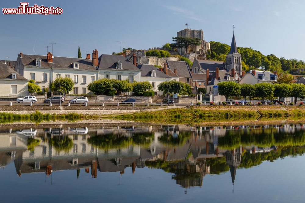 Immagine Una pittoresca veduta della cittadina di Montrichard sulle rive del fiume Cher, Francia.