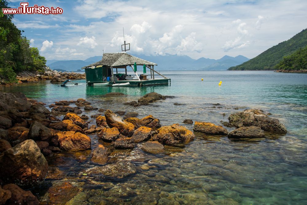 Immagine Una pittoresca veduta della Green Lagoon (Lagoa Verde) sull'Ilha Grande, Rio de Janeiro, Brasile.