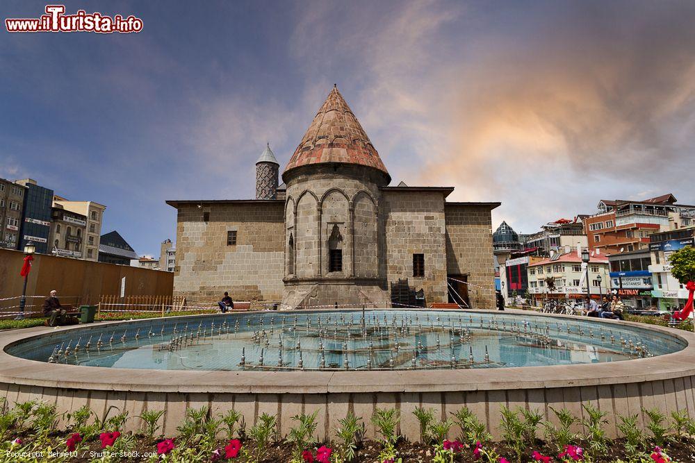 Immagine Una pittoresca veduta della Madrasa Yakutiye a Erzurum, Turchia. Si tratta di un'antica scuola di teologia islmanica con una bella fontana nel parco - © MehmetO / Shutterstock.com