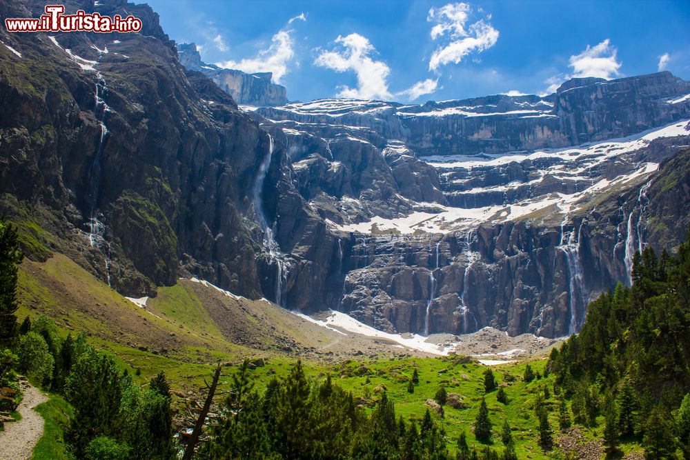 Immagine Una pittoresca veduta delle cascate di Gavarnie, Pirenei (Francia): osservato da fondavalle questo circo naturale di tipo glaciale è un vero e proprio spettacolo della natura. La cascata più alta ha un'altezza di 422 metri e fa il salto più alto di tutta Europa.