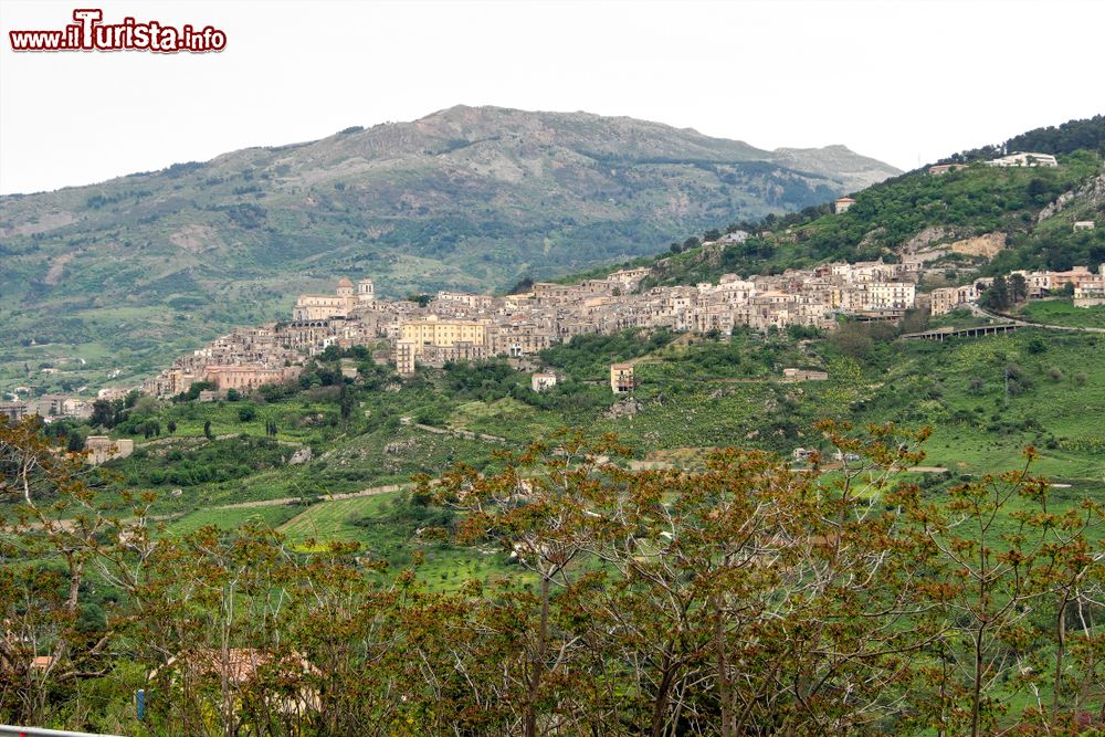 Immagine Una pittoresca veduta di Petralia Soprana, Sicilia: è il più alto Comune delle Madonie, dorsale montuosa nella parte settentrionale della regione.
