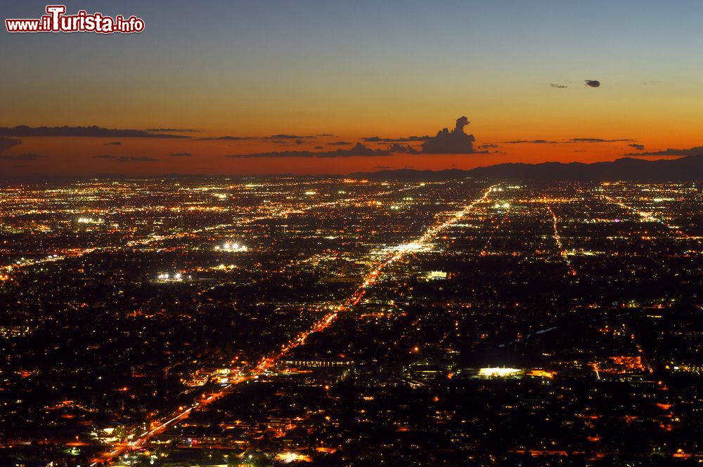 Immagine Una pittoresca veduta di Phoenix illuminata al calar del sole, Arizona (USA). Da sempre all'avanguardia architettonica, questa cittadina americana è ricca di parchi, zoo, aree naturali, monumenti storici e edifici in stile ispanico messicano.