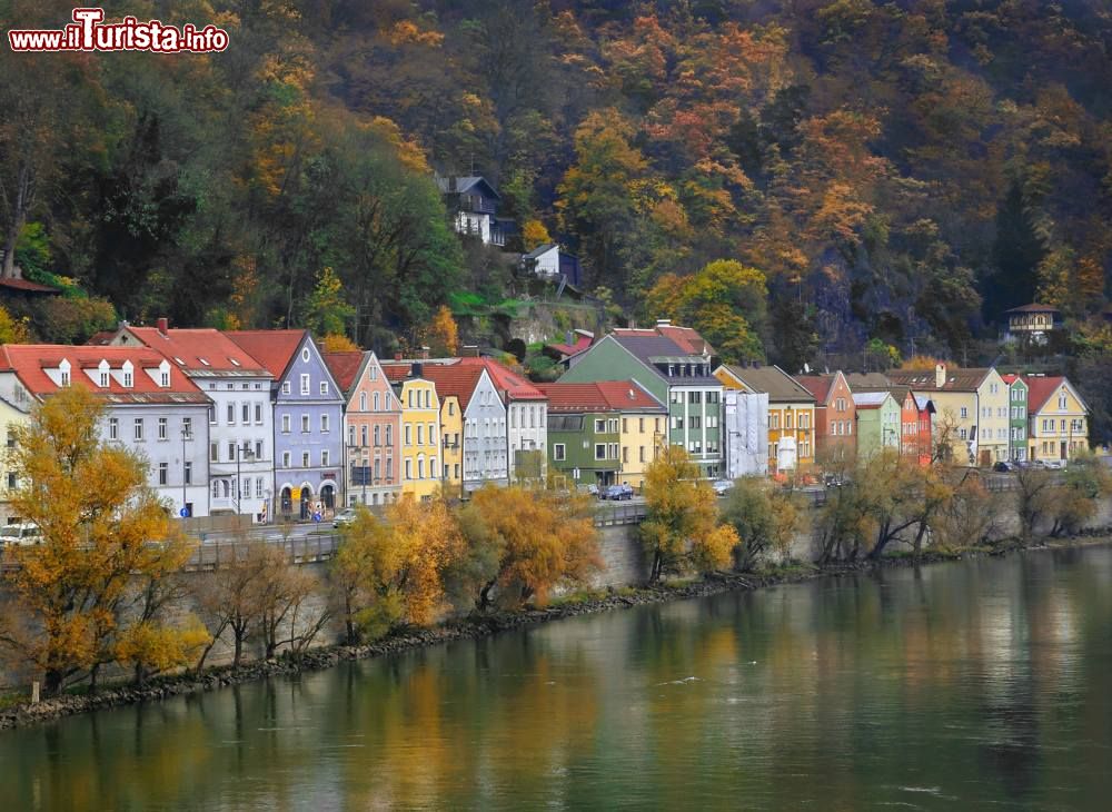 Immagine Una pittoresca veduta di una strada di Passau lungo il fiume Danubio, Germania, in autunno.
