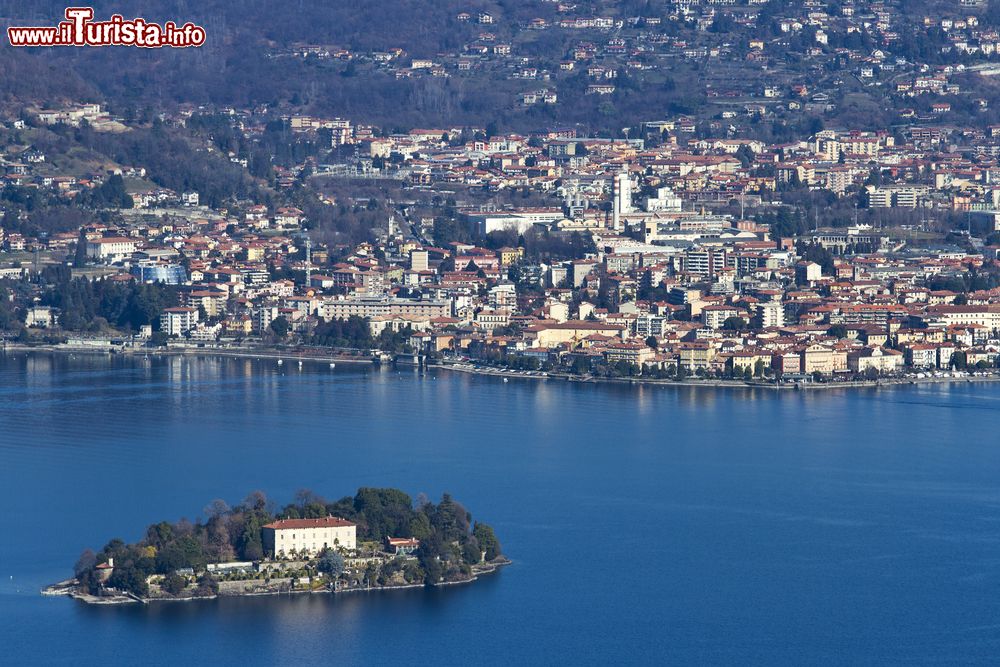 Immagine Una pittoresca veduta di Verbania dalla cima del Mottarone (1492 m.), Piemonte. Quella in primo piano è l'Isola Madre, la più grande dell'arcipelago delle Borromee sul lago Maggiore.