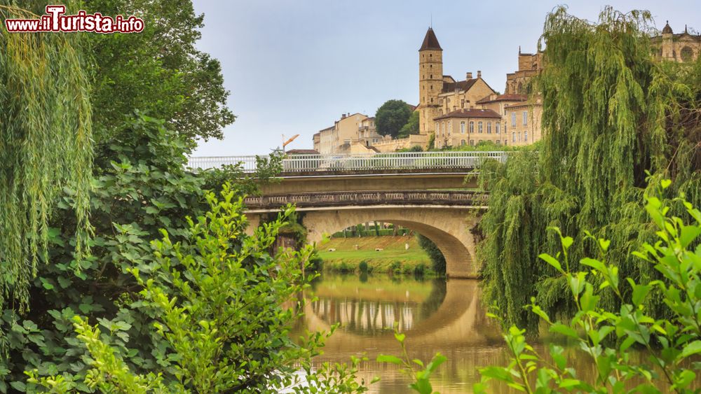 Immagine Una pittoresca veduta estiva del ponte sul fiume Gers nella città di Auch, Guascogna, Francia.
