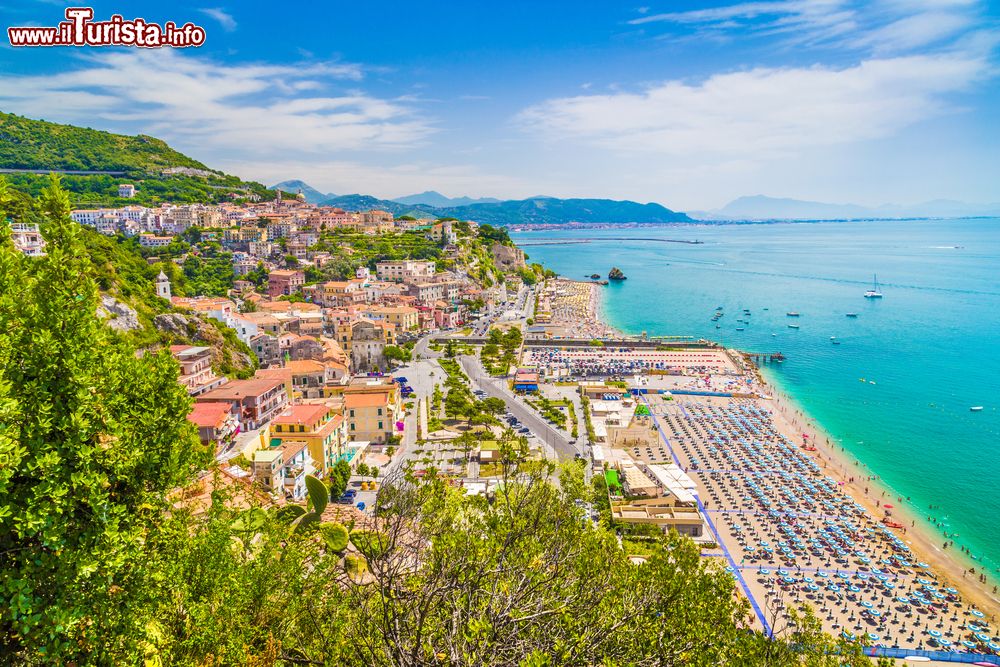 Immagine Una pittoresca veduta fotografica di Vietri sul Mare, Campania, Italia. A lambire questa terra è l'acqua del Golfo di Salerno.